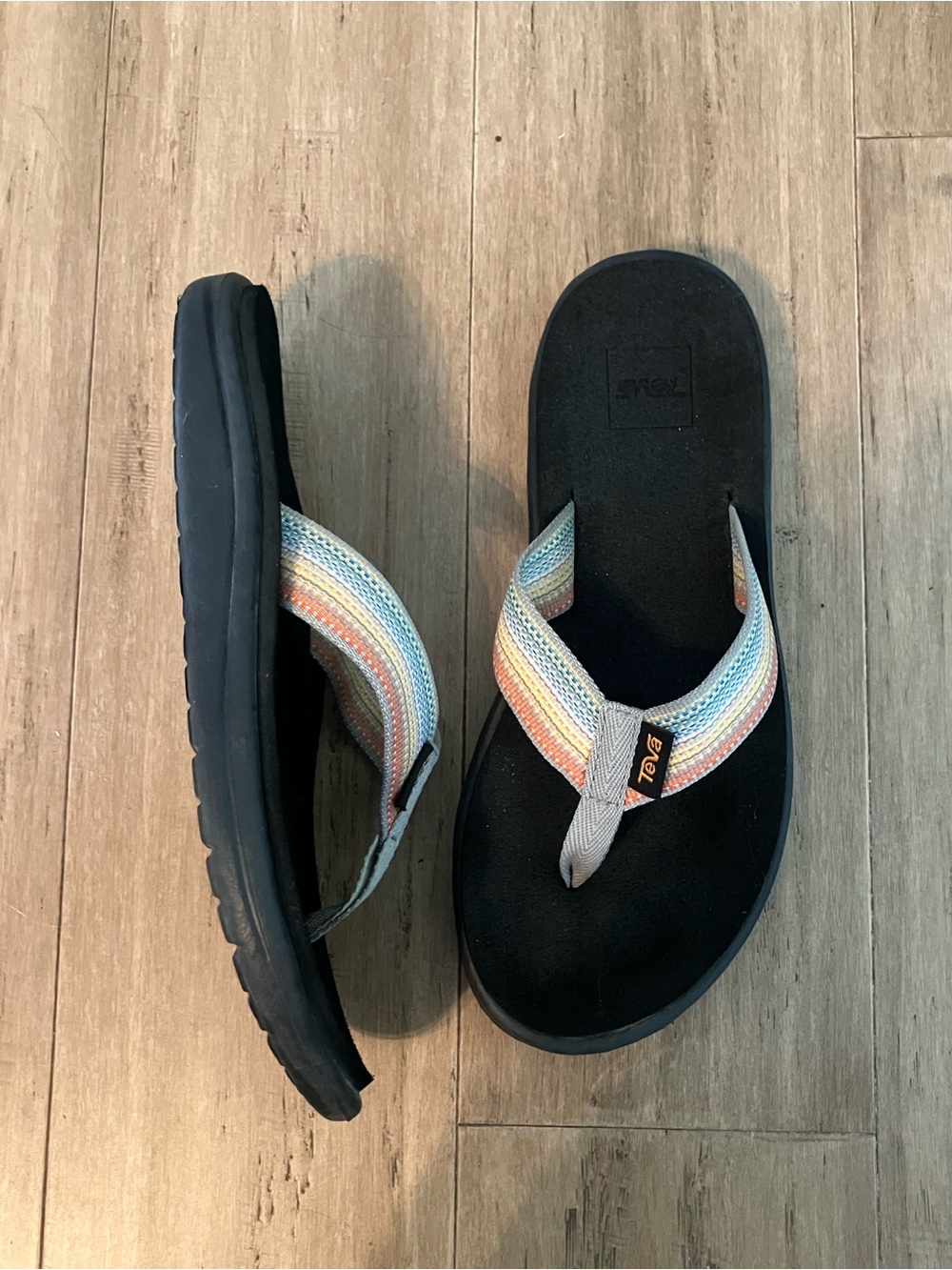 Teva pastel striped woven women’s thong slide sandals size 6